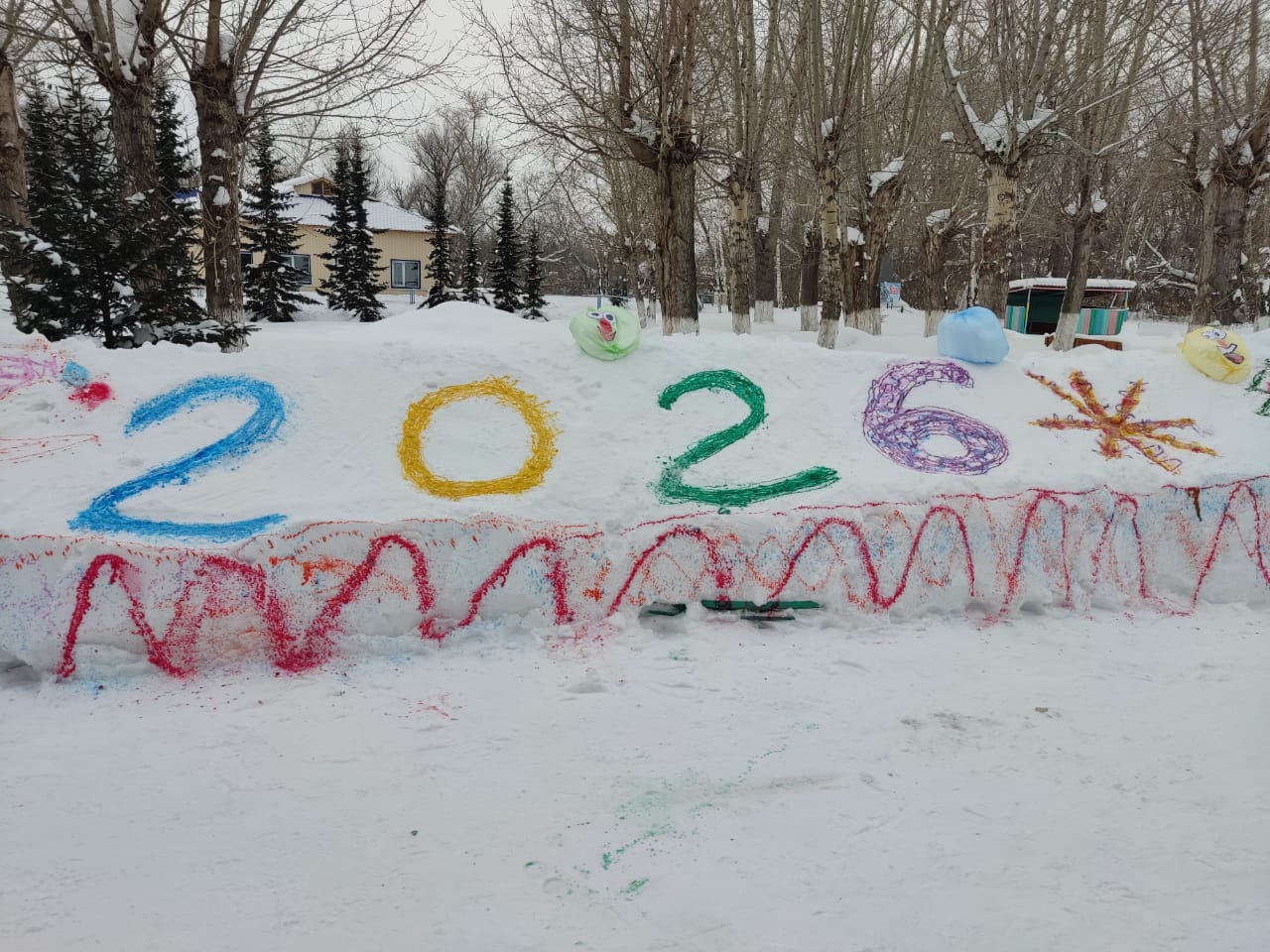 Новогодний снежный городок